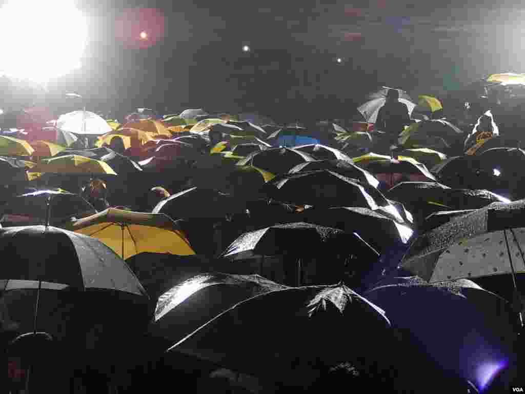 大約2000人冒雨在香港中文大學百萬大道參與「黃色聖誕音樂串流」音樂會