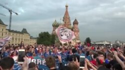 法國球迷在莫斯科紅場慶祝國慶日 期待法國隊決賽獲勝