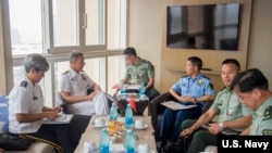 中國中央軍委聯合參謀部副參謀長常丁求(右三) 2018年9月12日會見美軍印太司令部司令戴維森。(美國海軍)