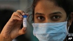 在2020年3月5日（星期四）的檔案照片中，一名印度醫生在海得拉巴州一家政府醫院內展示了由印度AYUSH部委下屬的一組專家推薦的順勢療法藥物，該藥聲稱可預防COVID-19