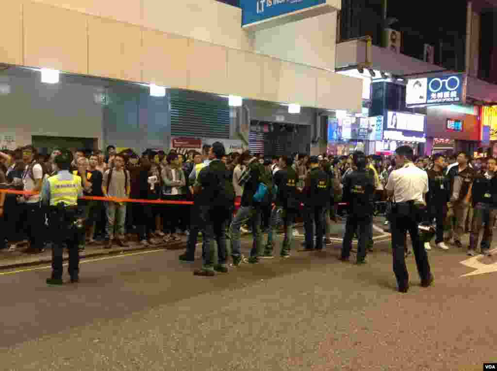 上千港人連續第四晚在旺角聚集爭真普選(美國之音海彥拍攝)