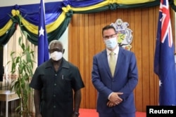 澳大利亚太平洋事务部长赛索嘉出访所罗门首都霍尼亚拉，与所罗门群岛总理索加瓦雷（左）举行会晤。（2022年4月13日）
