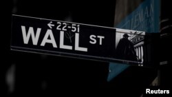 2019年9月17日美國紐約市紐約證券交易所附近的華爾街路牌。