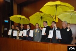 多位香港泛民主派立法會議員召開記者會公布「香港最新民情報告」（美國之音 湯惠芸攝）