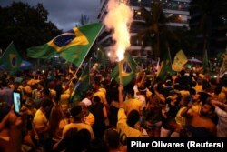 在博尔索纳罗赢得总统选举后，他在巴西里约热内的支持者欢呼（2018年10月28日）