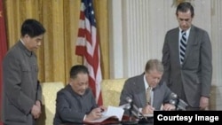 卡特與鄧小平簽署美中建交公報 (圖片來源：美國國家檔案局NARA）