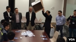 除了電子投票，佔中商討日三約有90位參與者用紙張投票，所有票箱在星期二晚點票