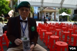 見證人陳先生展示歷史照片(美國之音申華拍攝)