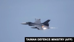 台湾国防部发布的美制F-16V战机在台中参加军演的图片。（2021年7月2日）