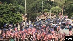 遊行人士逼爆中環遮打花園一帶，形成一片美國旗海。(攝影: 美國之音湯惠芸）