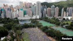 2019年6月9日在香港維多利亞公園，示威群眾要求當局廢除擬議中的把犯人引渡到中國的法案。他們手持黃色遮陽傘，這是過去的佔領中環運動的象徵。