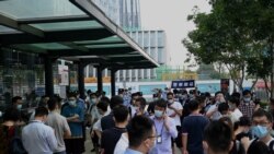 2021年9月15日，中國深圳恆大總部大樓外面有人群聚集。