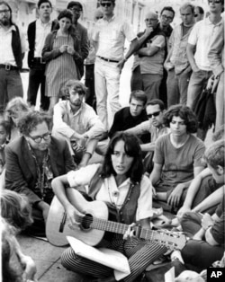 1967年9月，民歌手琼.贝兹坐在旧金山的一个街头角落，为大家演唱