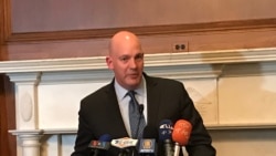 美國國務院政治軍事事務助理國務卿克拉克·庫伯2019年5月8日在國會山《台灣關係法》40週年酒會發表講話（美國之音鍾辰芳拍攝）