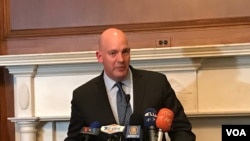 美國國務院政治軍事事務助理國務卿克拉克•庫伯2019年5月8日在國會山《台灣關係 法》40週年酒會發表講話（美國之音鍾辰芳拍攝）