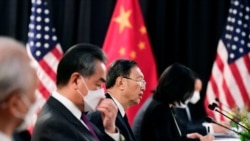 中共政治局委員楊潔篪（中）和中國外長王毅在阿拉斯加美中高層會談上（路透社2021年3月18日）