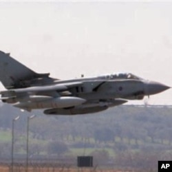 3月24日一架英国战斗机从意大利机场起飞