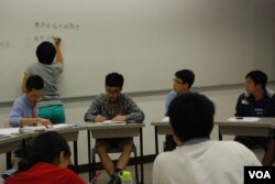 參與大專學界佔中商討日的學生進行分組討論，探討特首普選問題