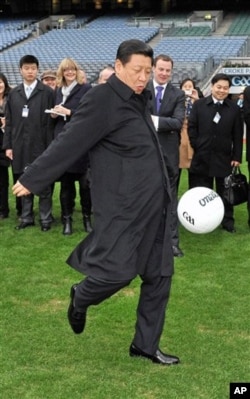 习近平2月份访问爱尔兰时一展球技