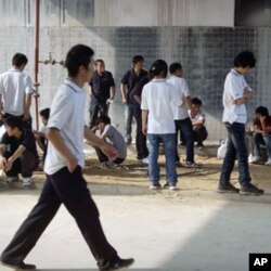 厂区公共场所没有椅子坐，工人或蹲或站