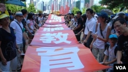 729萬人反洗腦大遊行有9萬人參加，兩個多月間，參加反洗腦教育的香港市民增加了數百倍