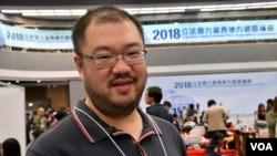 香港時事評論員許楨。（美國之音湯惠芸）