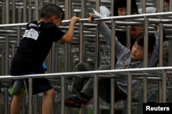 孩子们在台北一处游乐场的钢铁丛林中嬉戏。（2018年3月25日）