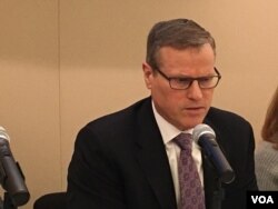 新美国安全中心亚太安全项目主任克罗宁 (美国之音钟辰芳拍摄)