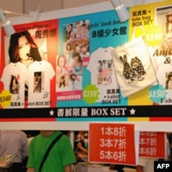 部分香港参展商仍以少女模特产品吸引参观者