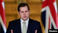 英國住房、社區及地方政府事務大臣詹里克（Robert Jenrick）星期六（5月2日）在倫敦唐寧街介紹英國疫情。