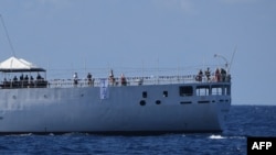 资料图片：这张摄于2023年12月10日的照片显示，一艘菲律宾民船载着给菲律宾渔民和军队的物资，举着“Atin Ito”(这是我们的)的横幅，在南中国海有争议的水域航行。（法新社）