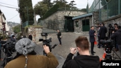 2025年2月27日，美國和俄羅斯代表團在土耳其伊斯坦堡的美國總領事官邸舉行會議期間，記者在官邸外等候。