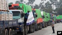 南韓的糧食援助卡車前往北韓開城(資料照片)