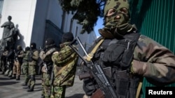 资料照片：乌克兰特种部队在首都基辅议会大厦前执勤（2014年3月17日）