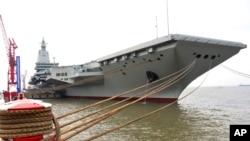 在新華社發表的這張照片中，中國第三艘航空母艦“福建艦”準備從位於上海的上海江南造船廠出發進行首航試。 (2024年5月1日)