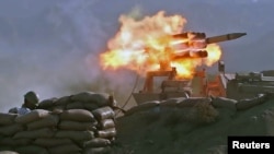 伊朗军队在阿曼湾举行的“佐勒法加尔-99”演习期间发射导弹。(2020年9月8日)