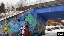 2025年3月3日，阿赫泰里市一座橋洞的塗鴉作品。 (美國之音/李北平攝)