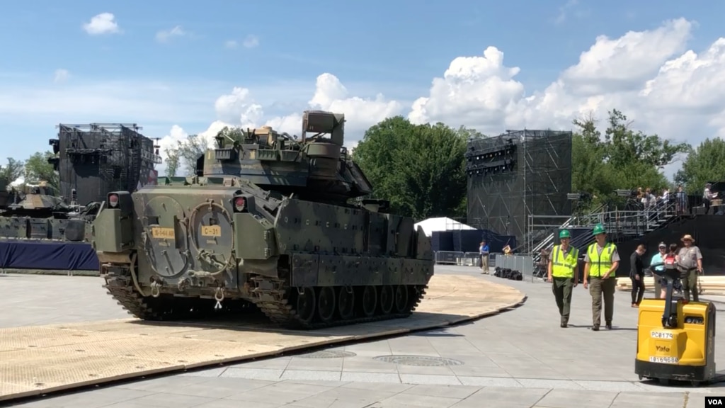 作為7月4日獨立日慶典展示，一輛美軍布雷德利裝甲步兵戰車被卸在華盛頓林肯紀念堂附近。 (2019年7月3日)