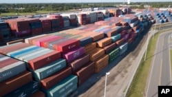 中國海運公司和其他公司的集裝箱堆放在維吉尼亞州朴茨茅斯的弗吉尼亞國際碼頭。 （2019年5月10日）