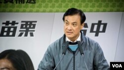 民進黨競選負責人蘇嘉全表示，由於投票率較低，很難判斷與國民黨之間的輸贏。 （美國之音記者方正拍攝）