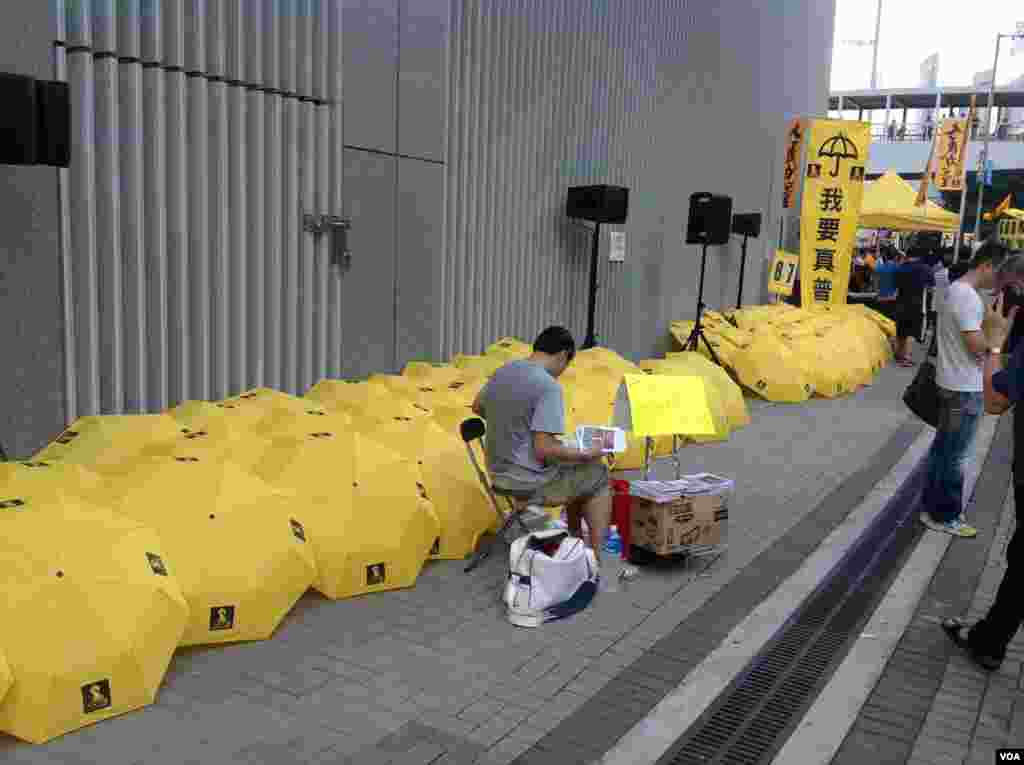 港人重返政总纪念雨伞运动一周年（美国之音海彦拍摄）