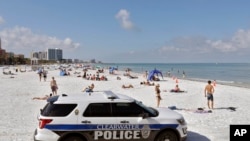 佛羅里達州重新開放的清水海灘。