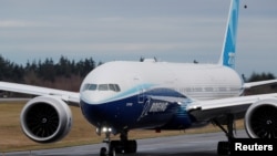 新冠病毒爆發導致波音停工，繼而致使供應商凱旋集團不得不變相減少員工。圖為一架波音777X型客機2020年1月25日首次試飛成功。（路透社）