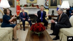 美國總統特朗普、副總統彭斯與參眾兩院民主黨領袖會晤。（2018年12月11日） 