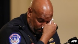 美國國會警察鄧恩在國會眾議院對2021年1月6日國會大廈衝擊案的調查中作證。他在講述中留下淚水。（2021年7月27日）