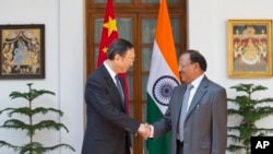 印度國家安全顧問多瓦爾訪華會見中國國務委員楊潔篪討論邊界爭端。（2015年3月15日美聯社）