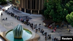 2015年1月28日，加利福尼亚州圣迭戈的一些无家可归者排队等候接受医疗和其他服务。