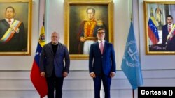 El canciller de Venezuela, Félix Plasencia, (der) junto al fiscal de la Corte Penal Internacional (CPI) Karim Khan, (izq) en Caracas, Venezuela, el 31 de octubre de 2021. Foto tomada de la cuenta de Twitter de Plasencia. 