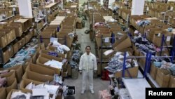 中國江蘇省連雲港灌雲縣午夜魅力製衣廠創辦人雷叢瑞在用無人機拍照他和他的倉庫。 (2024年11月25日)