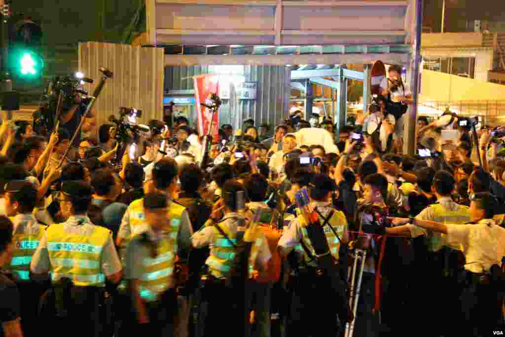 学联发起抗议梁振英拒绝对话公民抗命游行和留守礼宾府（美国之音图片/海彦拍摄）